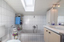Badezimmer OG Licht, Lage, Lebensqualit�t: Doppelhaush�lfte mit toller Ausstattung am Tankumsee.