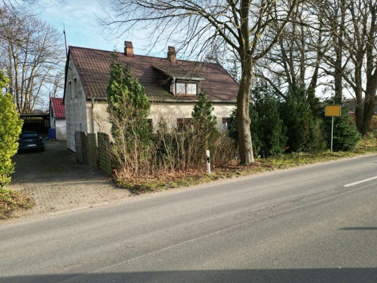 Hausansicht Wolfsburg Einfamilienhaus Handwerker gesucht! Einfamilienhaus zur Sanierung, oder Ihre Chance zum Neubau!