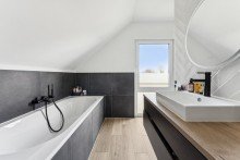 Badezimmer Hochwertiges Einfamilienhaus mit Feldblick - moderne Technik & familienfreundliche Lage in Ummern.