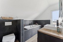 Badezimmer Hochwertiges Einfamilienhaus mit Feldblick - moderne Technik & familienfreundliche Lage in Ummern.