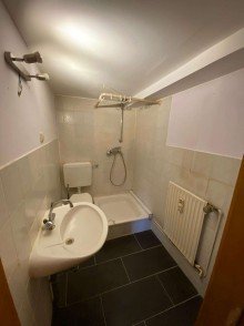 Whg OG vorne Bad Mehrfamilienhaus sucht Handwerker zum Ausbau und m�glicher Top-Rendite bei Vermietung.