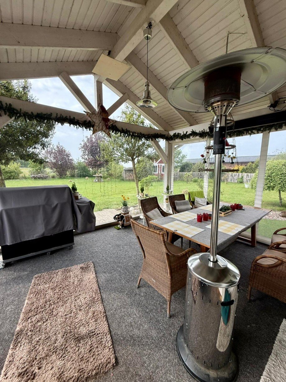 �berdachte Terrasse mit elekt. Rollos Einfamilienhaus Lachendorf