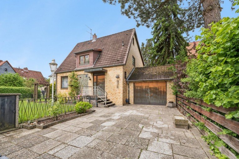 Hausansicht Braunschweig Einfamilienhaus Charmantes Einfamilienhaus mit gro�z�gigem Grundst�ck und Pool in stadtnaher Lage von Braunschweig!