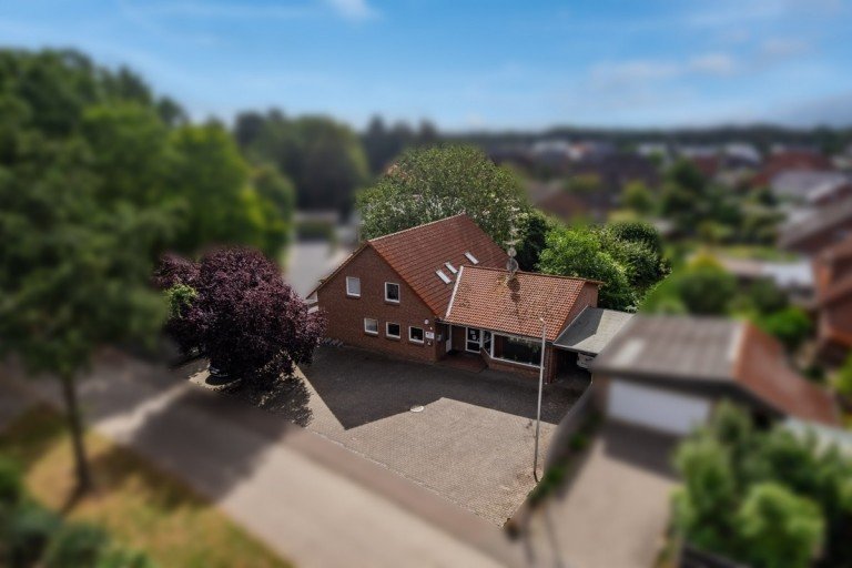 Blick aus der Luft Wesendorf Einfamilienhaus Kapitalanlage mit Potenzial, moderne Wohn- und Gewerbeeinheit in Wesendorf.