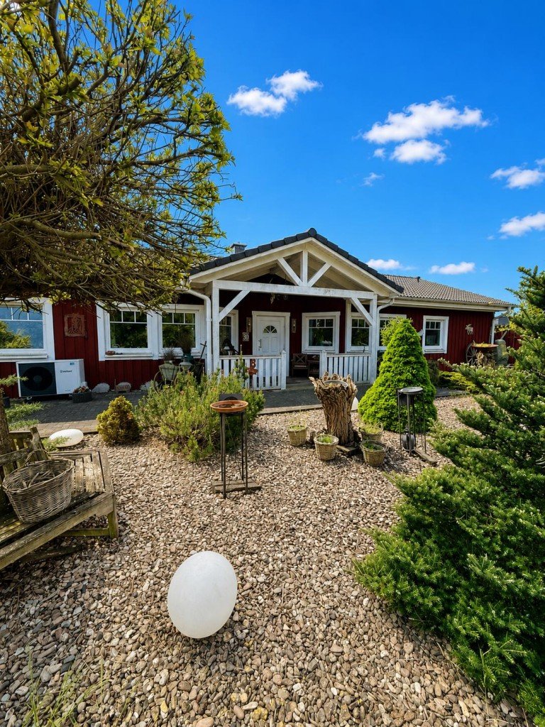 Hausansicht Lachendorf Einfamilienhaus Ein Zuhause zum Ankommen! Exklusives Schwedenhaus mit Pferdeparadies und traumhaftem Naturgrundst�ck