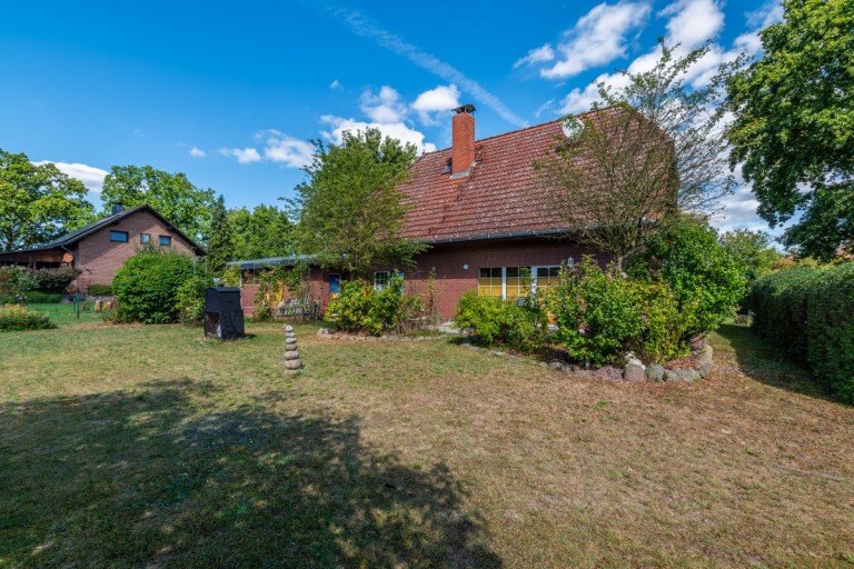 Hausansicht Meinersen Haus Familienfreundliches Wohnen mit Wohlf�hlgarantie - Einfamilienhaus in Meinersen / P�se!