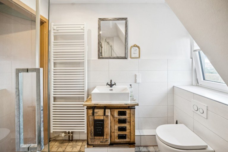 Badezimmer OG Uetze Haus Liebevoll modernisiertes Einfamilienhaus mit Baul�cke und hochwertiger Gro�garage!