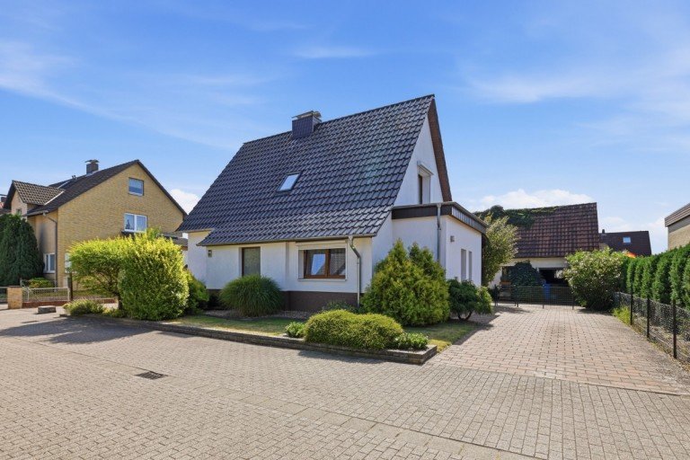 Hausansicht Isenb�ttel Einfamilienhaus Vielseitig, modernisiert und bereit f�r die Zukunft - Einfamilienhaus mit Zweifamilienpotenzial.